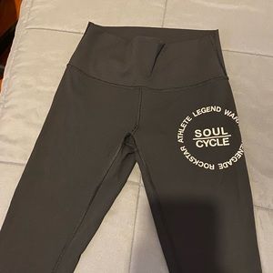 LululemonxSoulcycle WunderUnd. Capri legging size6
